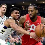 Kawhi Leonard protege el balón durante el partido / Frank Gunn-The Canadian Press