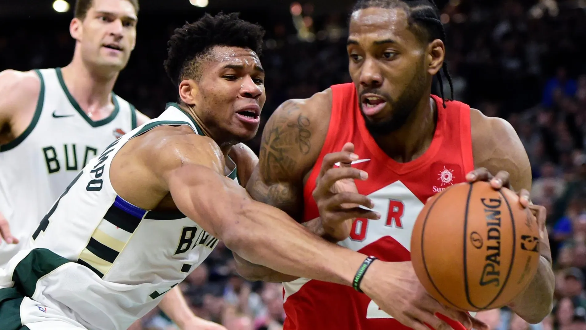 Kawhi Leonard protege el balón durante el partido / Frank Gunn-The Canadian Press