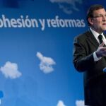El presidente del Gobierno, Mariano Rajoy, durante su intervención hoy en la clausura de la vigésima reunión interparlamentaria del Partido Popular