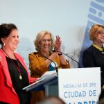 La alcaldesa de Madrid, Manuela Carmena, hace entrega de las Medallas de Oro de la ciudad