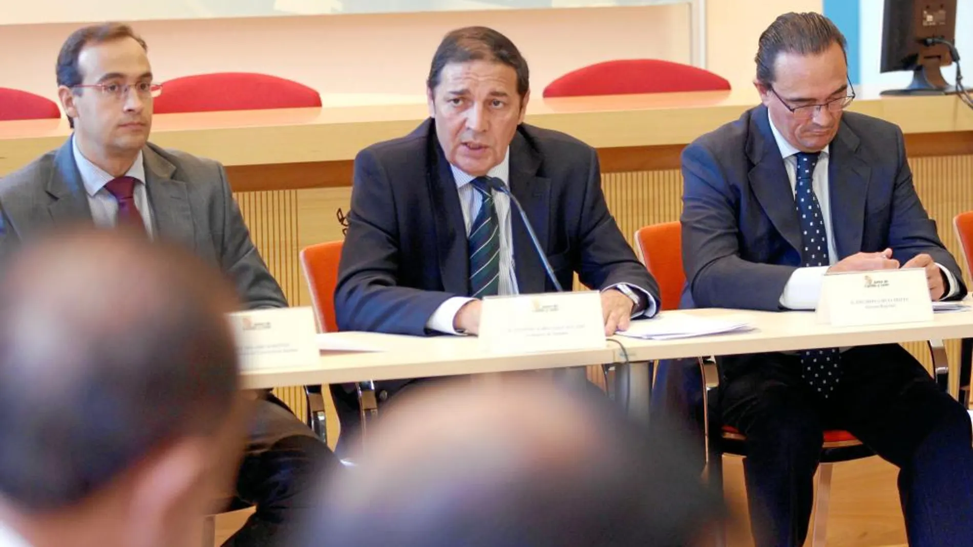 El consejero Antonio Sáez Aguado preside el Consejo. Junto a él, Eduardo García Prieto y José Ángel Amo