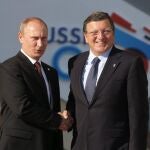 El presidente ruso, Vladimir Putin (izda), saluda al presidente de la Comisión Europea, Jose Manuel Durao Barroso, en el Palacio de Constantino durante la celebración de la Cumbre del G20 en San Petersburgo (Rusia).