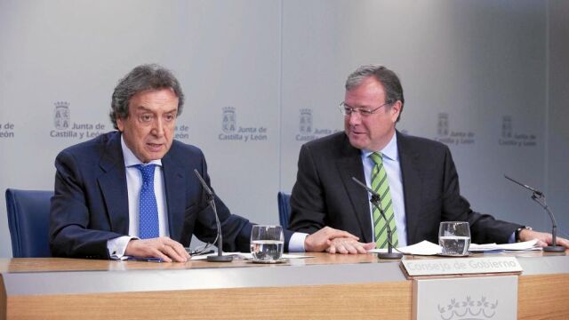 El consejero de Presidencia, José Antonio de Santiago-Juárez y el consejero de Fomento, Antonio Silván