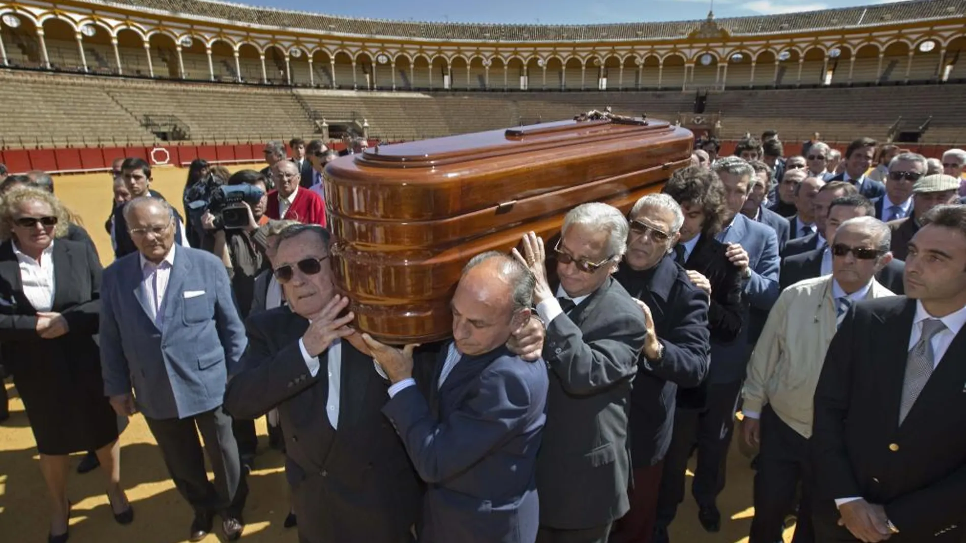 Los toreros dan una vuelta al ruedo en La Maestranza con los restos mortales de Pepe Luis Vázquez