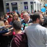 Antonio Silván atiende a los periodistas junto a la carpa de campaña del PP