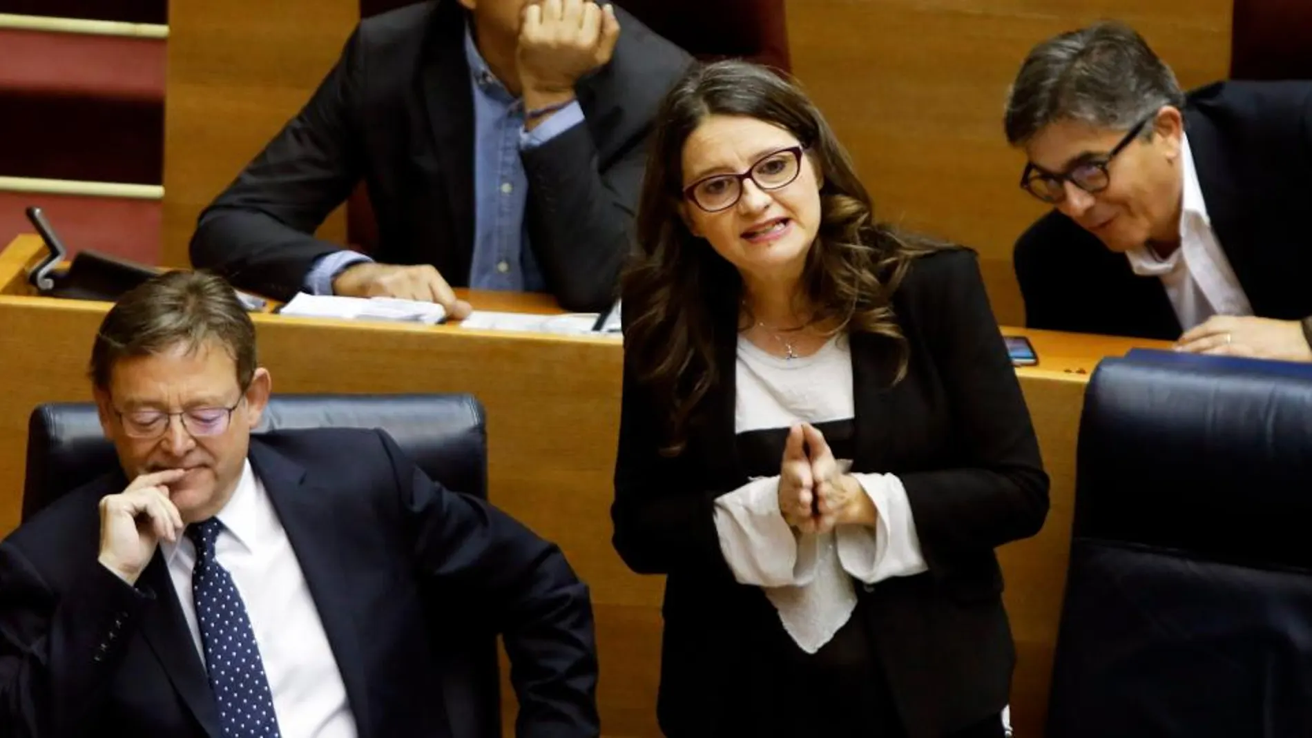 El presidente de la Generalitat, Ximo Puig, junto a la vicepresidenta Mónica Oltra, durante la sesión de control de ayer en Les Corts