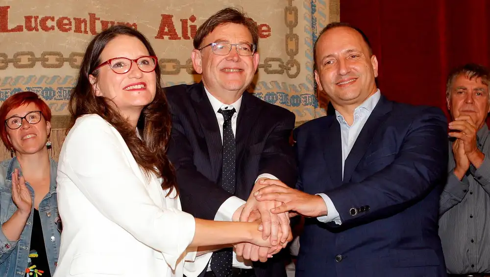 Mónica Oltra, Ximo Puig y Rubén Martínez Dalmau tras la firma del segundo acuerdo del Botànic, en el castillo de Santa Bárbara de Alicante