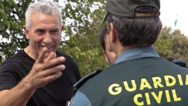 Fotografía de archivo, del 8 de agosto de 2012, de Diego Cañamero (i), durante la ocupación de la finca "Las Turquillas"(Sevilla) por la que hoy ha sido detenido.
