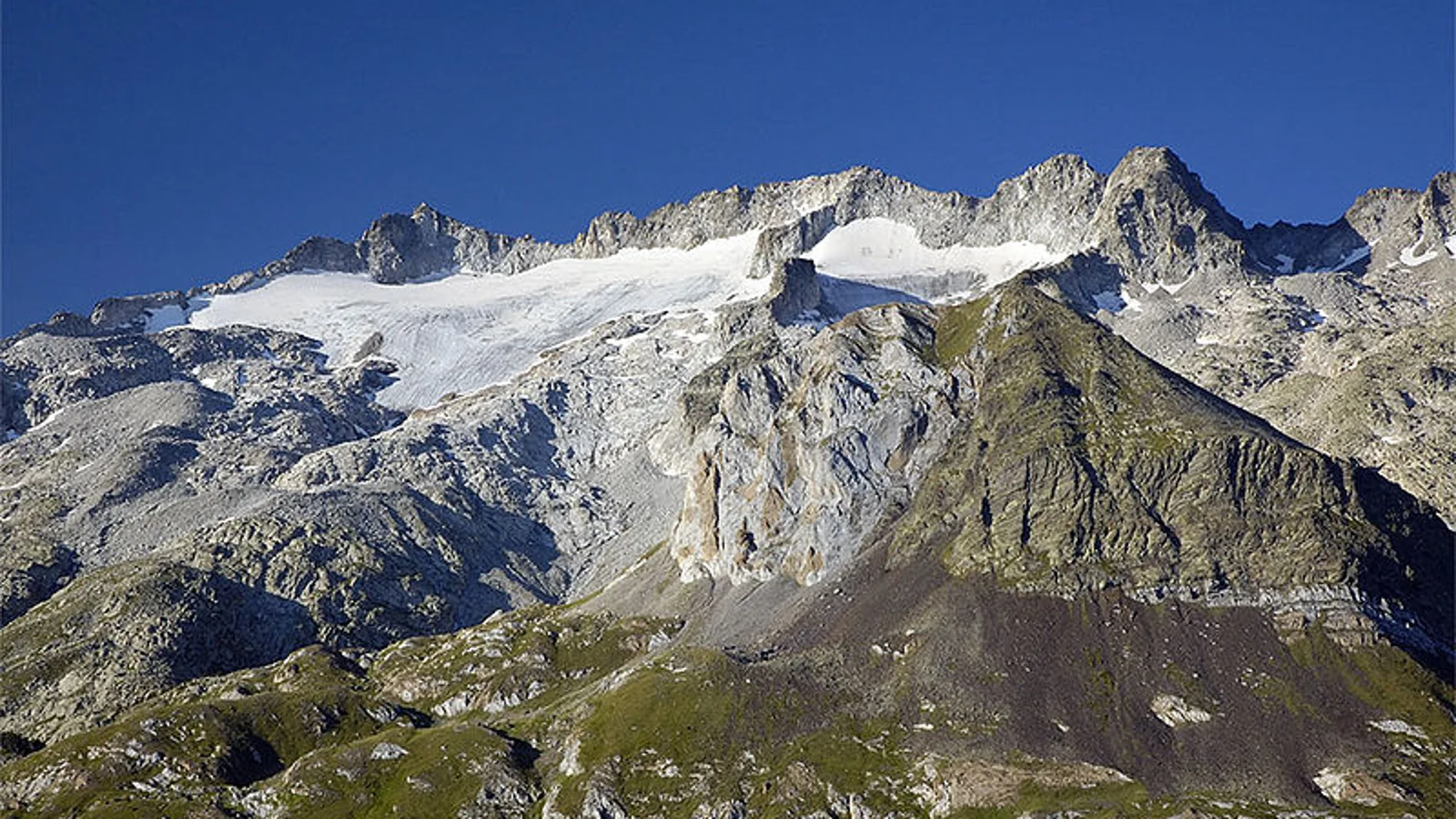 Glaciar de La Maladeta, uno de las zonas de hielo permanente del Pirineo que más ha sufrido el calentamiento / Wikipedia