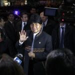 Evo Morales, con la embajadora de Bolivia en Madrid, Carmen Almendras, a su llegada al estreno europeo de la película "Insurgentes"en Madrid