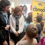 La presidenta de las Cortes, Josefa García Cirac, conversa con varios niños del CRA Los Girasoles