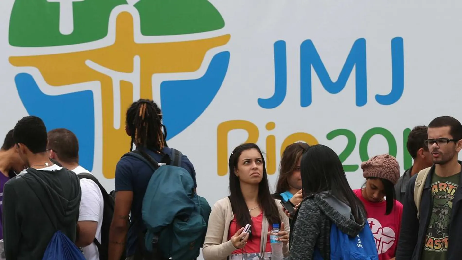 Jóvenes peregrinos, que asisten a la Jornada Mundial de la Juventud (JMJ), esperan en Río de Janeiro (Brasil)