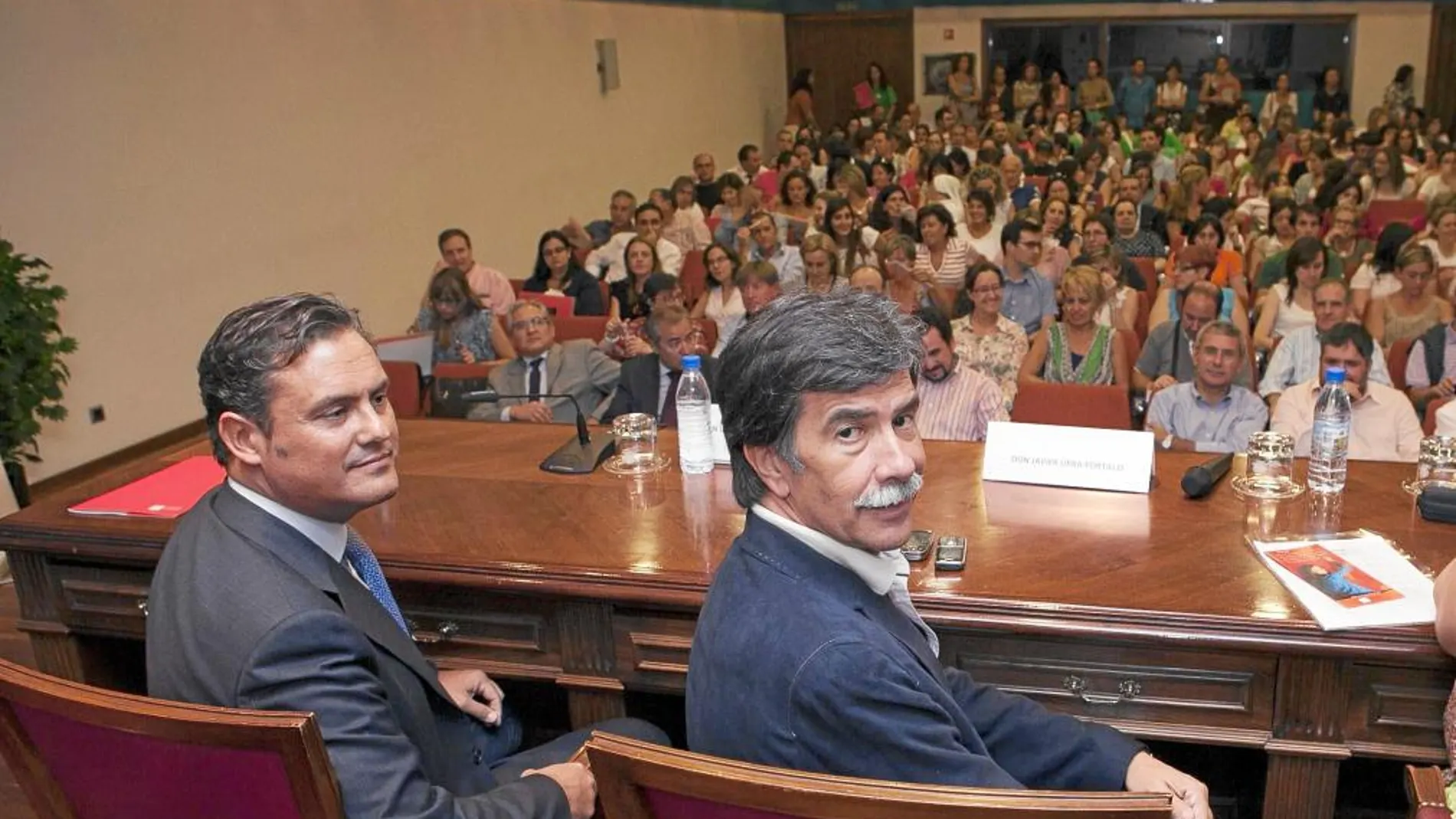 El psicólogo Javier Urra junto al director de Schola Luis Ortiz de Lanzagorta
