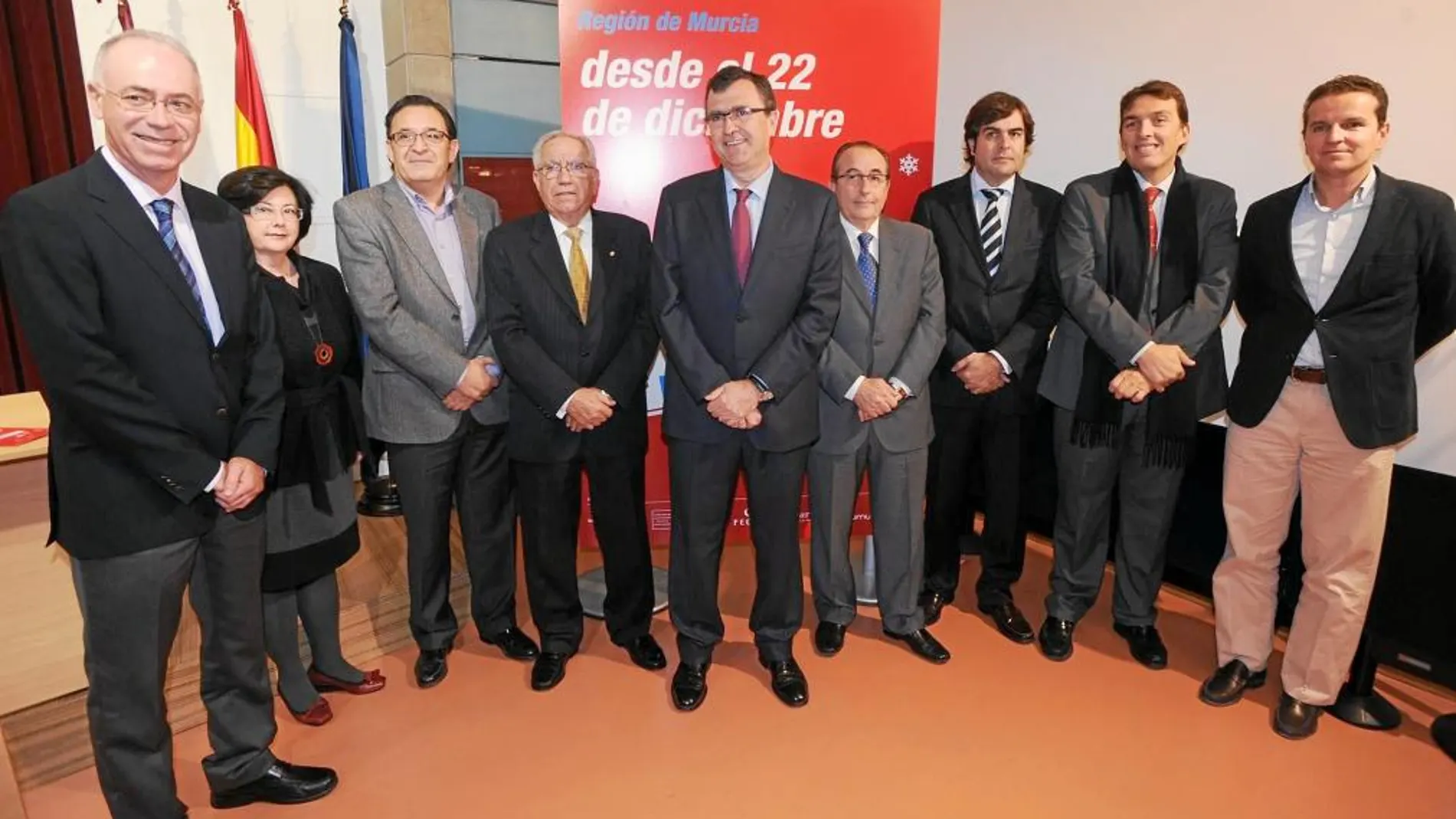 El consejero de Empresa, José Ballesta (centro), en la presentación