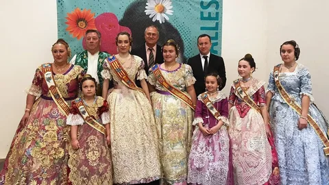 El edil Pedro Vicente, primero de la derecha, en una imagen de archivo, junto a la falleras mayores de la localidad de Llíria.