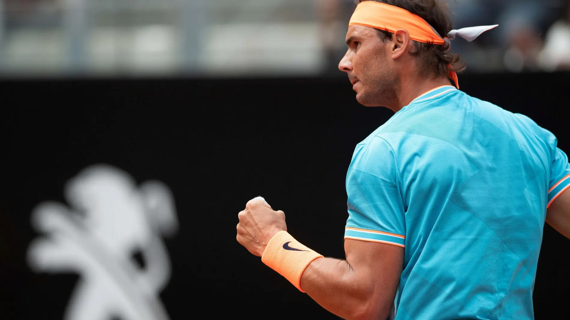 Nadal celebra un punto logrado ante Tsitsipas