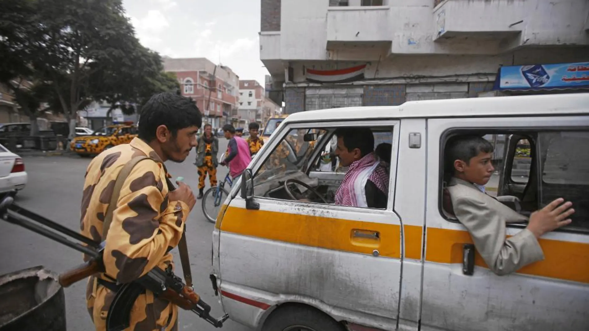 Un miembro de la Policía yemení vigila un puesto de control en Saná, la capital del país árabe