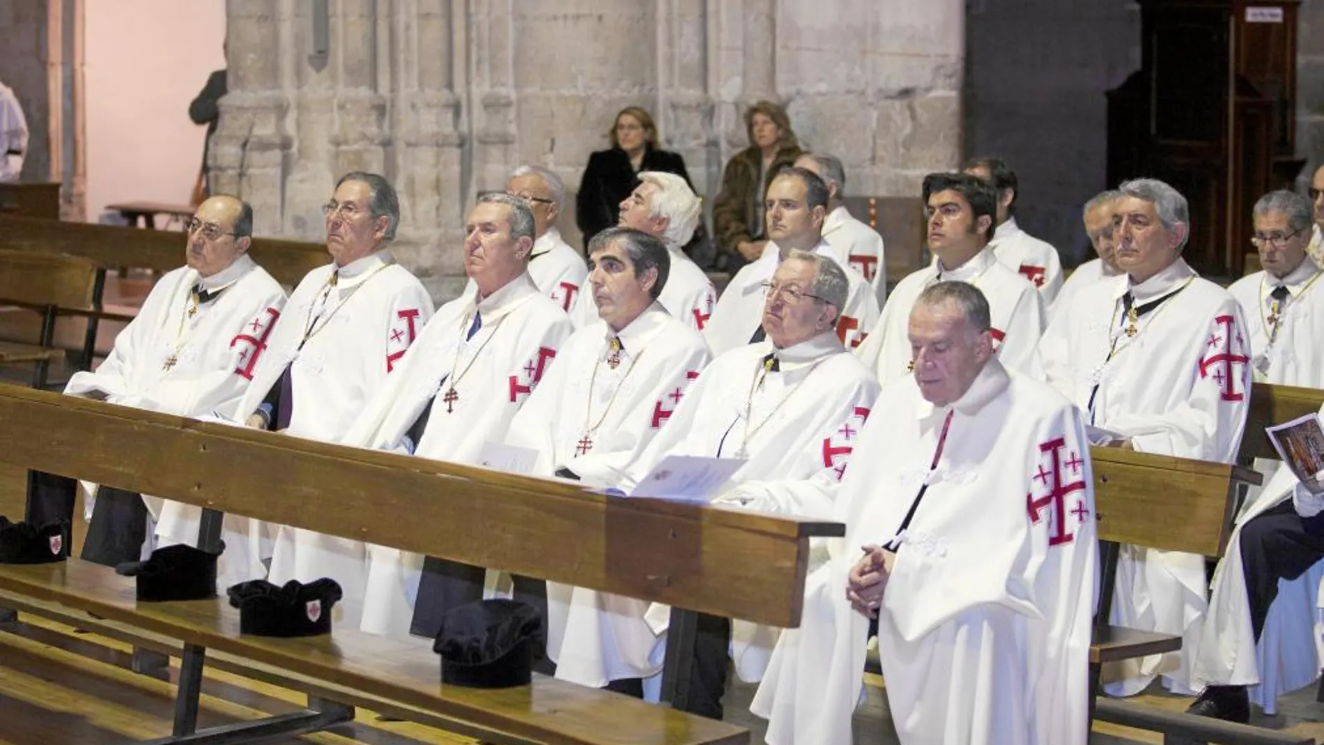El cardenal vallisoletano Carlos Amigo ofició la ceremonia bajo la atenta mirada de los caballeros de la Orden