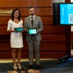 El consejero de Hacienda, Juan Bravo, ha llevado el Presupuesto 2019 a la presidenta del Parlamento, Marta Bosquet /Foto: Ke-Imagen