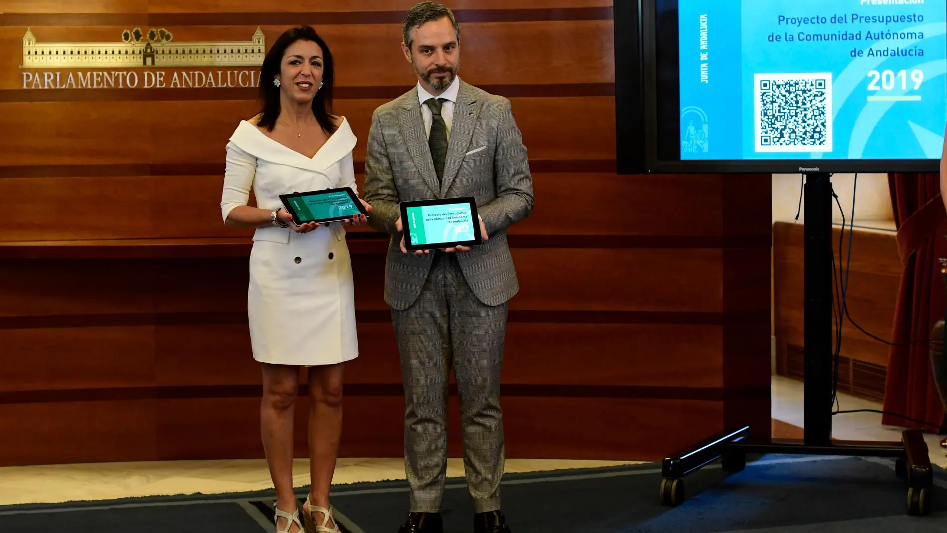 El consejero de Hacienda, Juan Bravo, ha llevado el Presupuesto 2019 a la presidenta del Parlamento, Marta Bosquet /Foto: Ke-Imagen