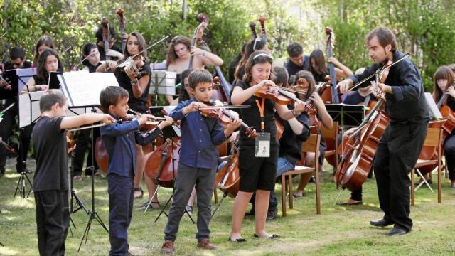 David Peralta, violinista y director de Verano Musical, durante una clase