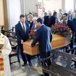 Un momento de la ceremonia en memoria del escritor Tom Sharpe que ayer tuvo lugar en la iglesia de Sant Martí de Palafrugell
