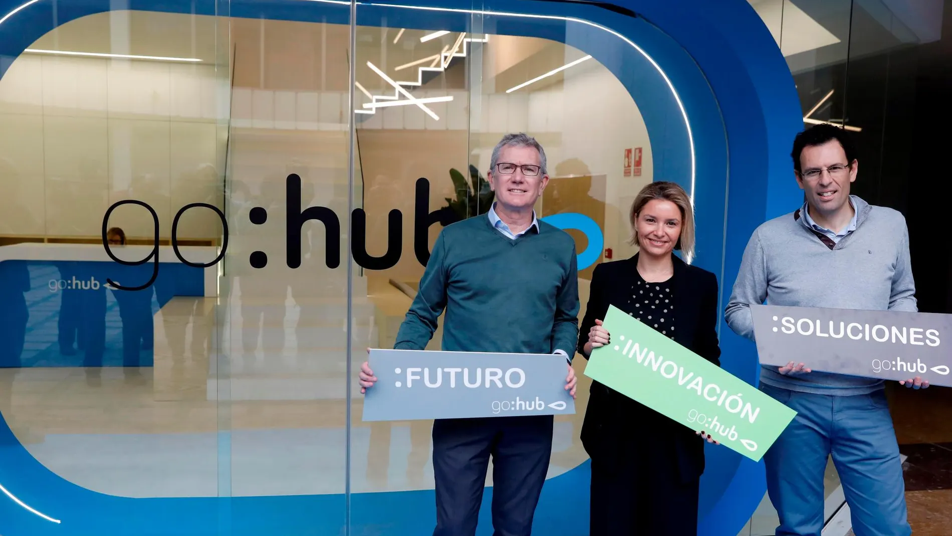 De izda. a dcha., el presidente de Global Omnium, Eugenio Calabuig; la directora de GoHub, Patricia Pastor, y el director de Innovación y Transformación Digital, Jaime Barba