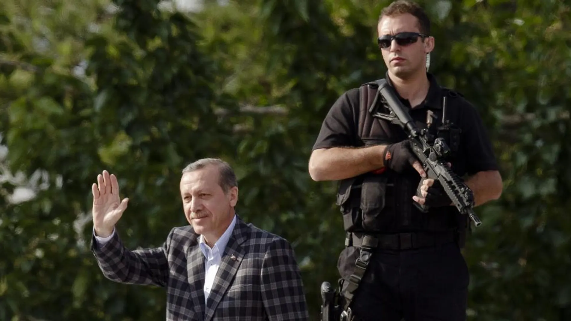 El primer ministro turco Tayyip Erdogan saludo a sus seguidores en Ankara, escoltado por miembros de su seguridad.