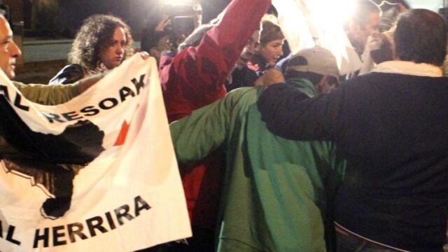 El miembro de ETA Jokin Mirena (con chaqueta verde), rodeado de familiares y amigos, abandona la prisión de Zuera