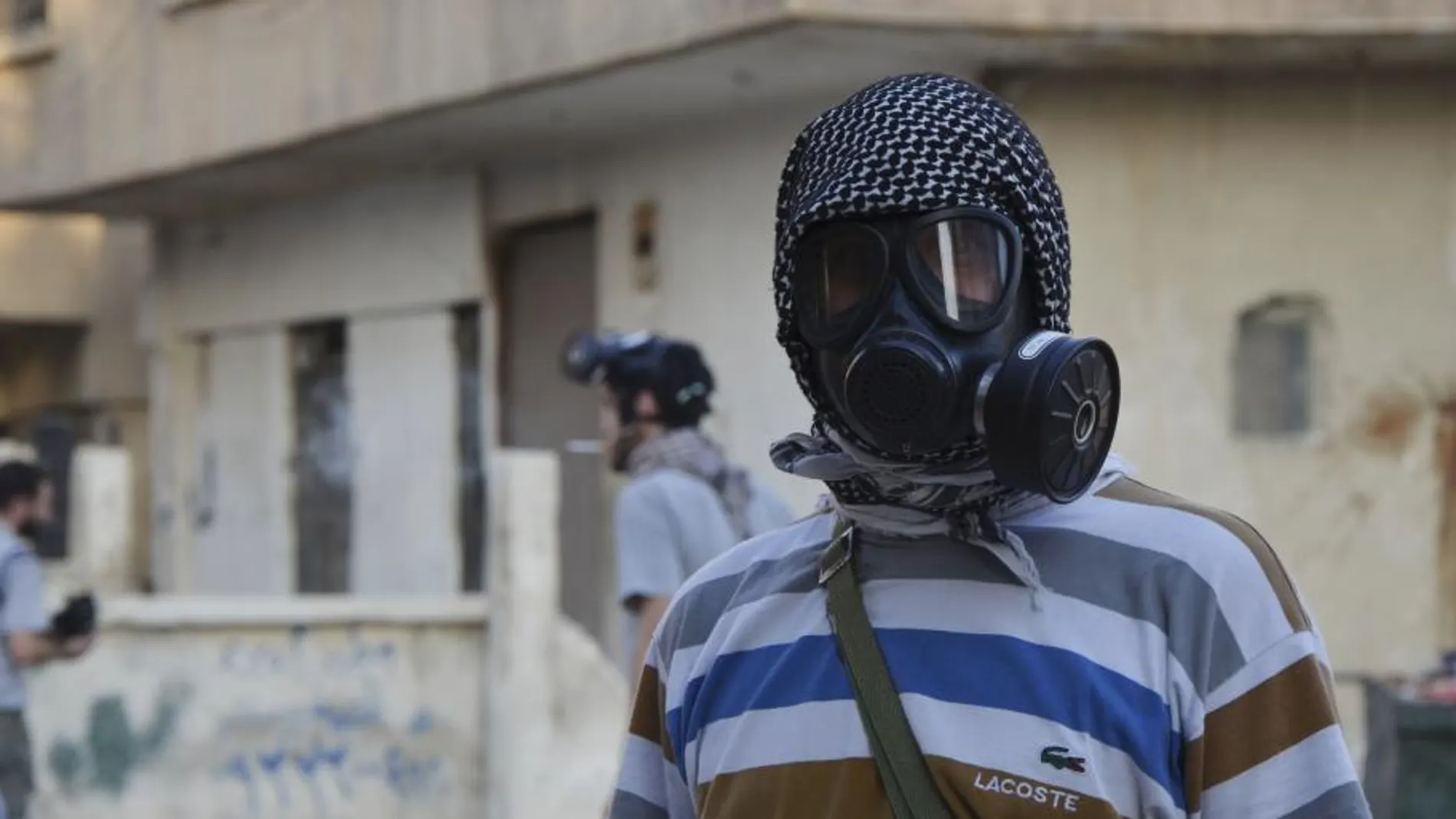 Un activista recoge posibles pruebas del supuesto ataque químico en Zamalka, Siria.