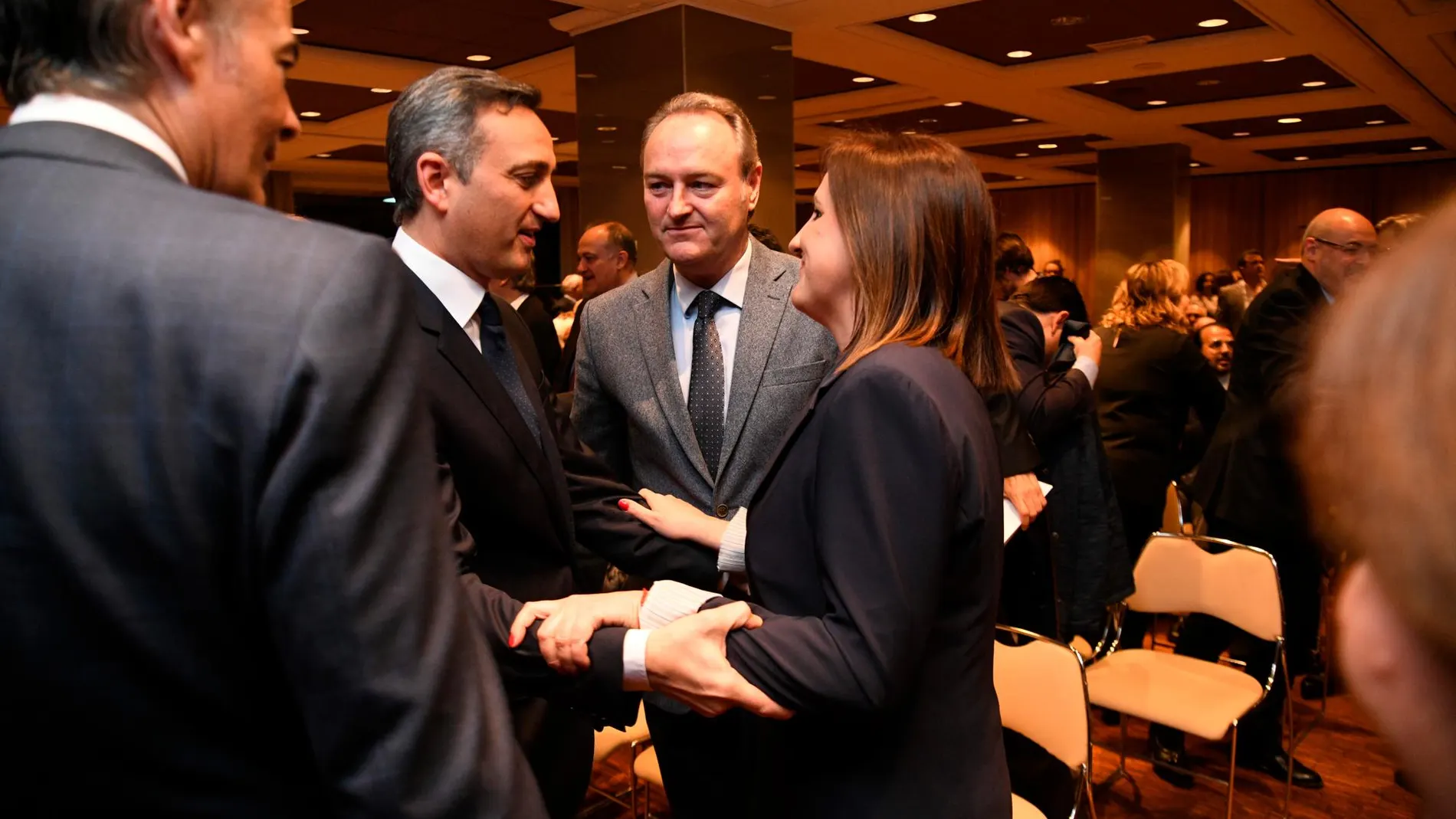 La candidata popular a la Alcaldía de Valencia, María José Català, reunió ayer en el Club de Encuentro Manuel Broseta a los representantes de la sociedad civil y del mundo de la política y la economía valenciana. En la imagen, con Alberto Fabra, César Sánchez y Manuel Llombart