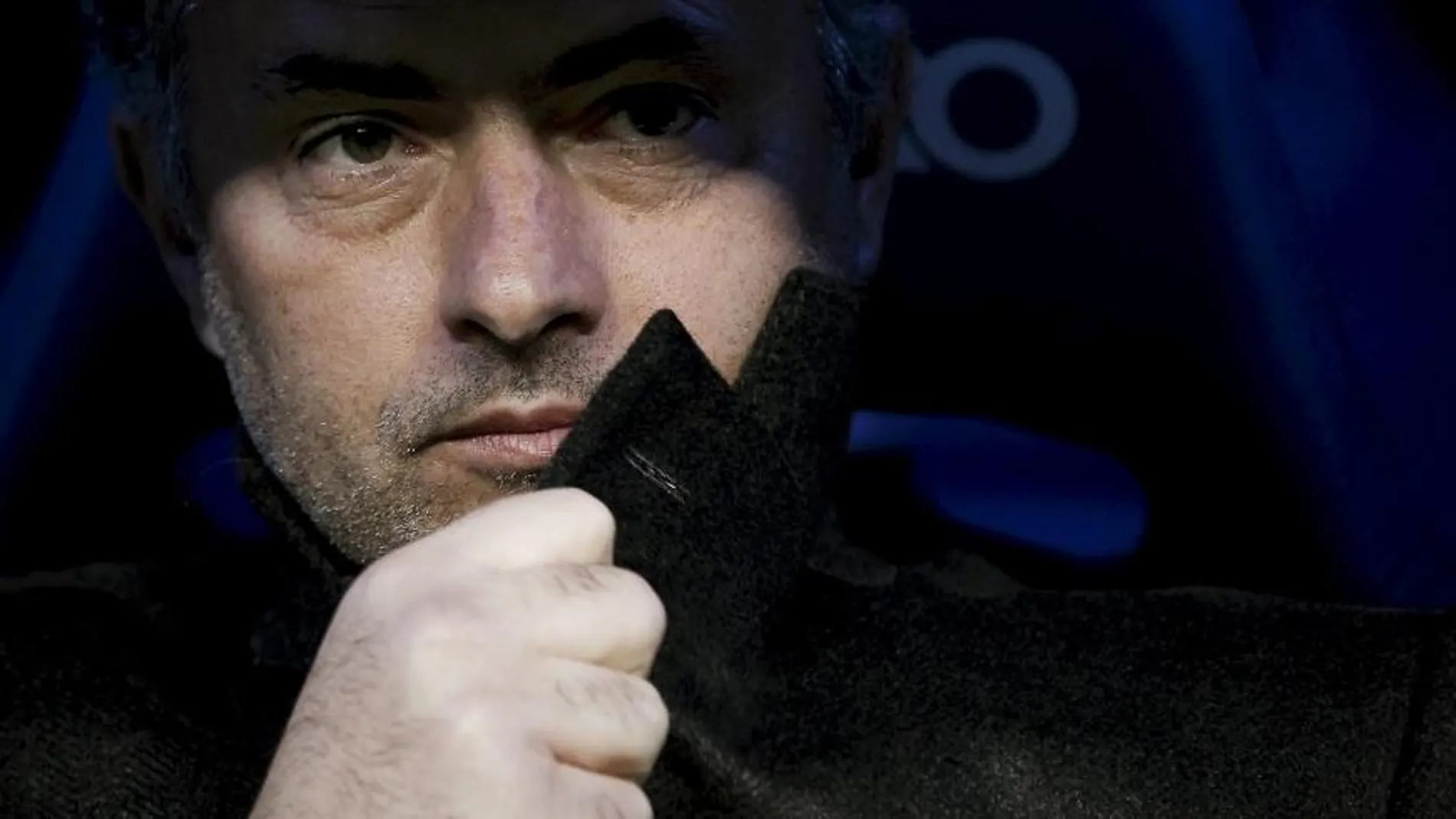 José Mourinho en el banquillo del estadio Santiago Bernabéu