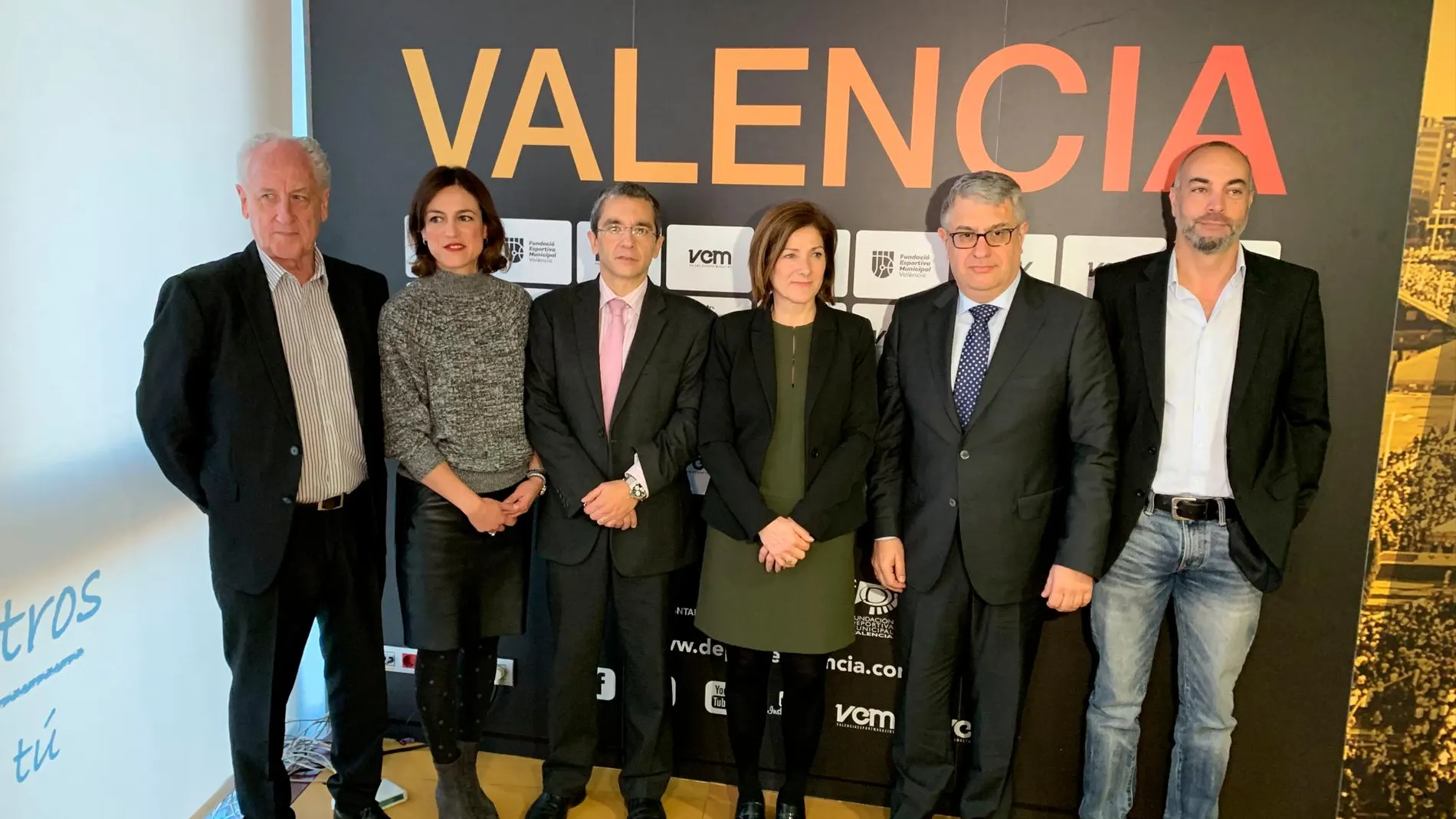 De izda a dcha., Paco Borao, presidente de Correcaminos; Elena Tejedor, directora de la Fundación Trinidad Alfonso; Joaquín Maudos, Ivie; Maite Girau, Fundación Deportiva Municipal Valencia; Joaquín Aldás, Ivie y Juan Botella, gerente de Correcaminos