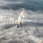 Un manto de humo envuelve las torres de refrigeración de una central térmica