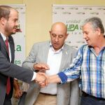 Julio López y Aurelio Pérez, de Alianza por la Unidad UPA-COAG, firman un acuerdo con Vicente Merino, de la empresa Magdala & Mf Investment