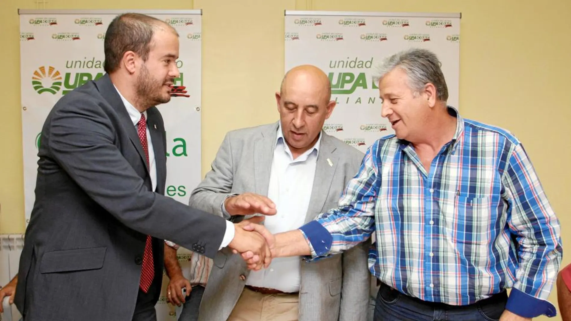 Julio López y Aurelio Pérez, de Alianza por la Unidad UPA-COAG, firman un acuerdo con Vicente Merino, de la empresa Magdala & Mf Investment