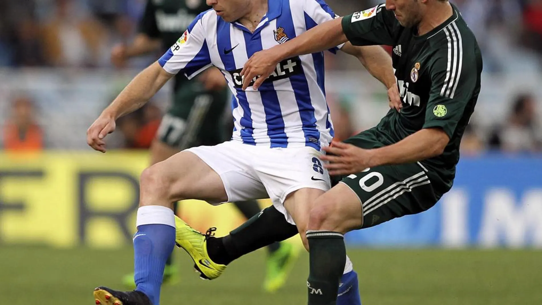 Higuaín pelea un balón con el centrocampista de la Real Sociedad Asier Illarramendi, durante el partido de la pasada  trigésima séptima jornada de en Anoeta