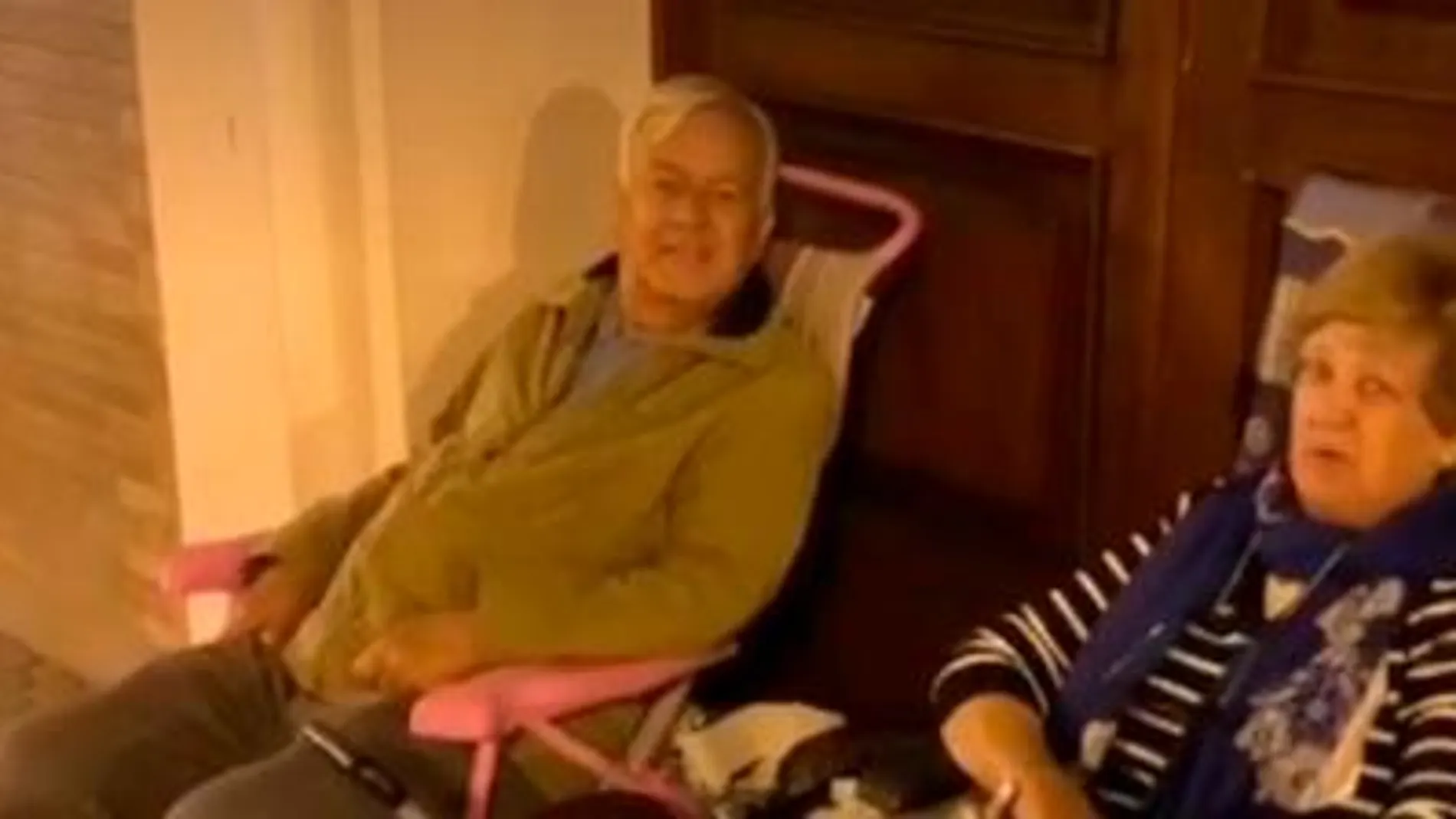 Los abuelos pasaron dos noches a las puertas del edificio en unas sillas de playa / Foto: Antena3