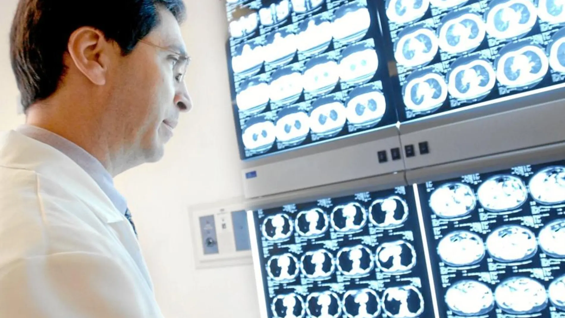 Un médico de un centro hospitalario de Castilla y León observa una prueba sobre cáncer de colon