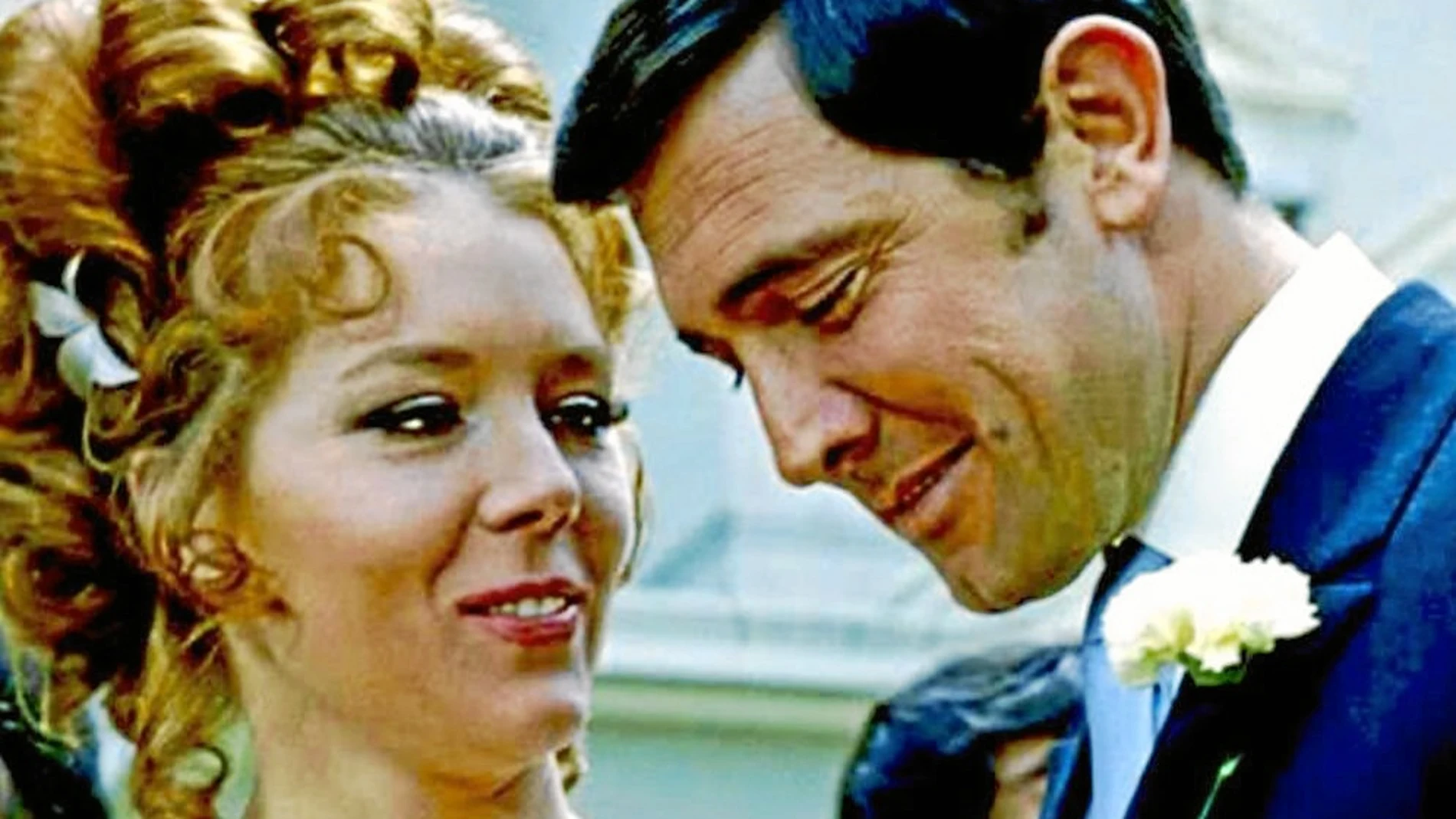 George Lazenby y Diana Riggs en la escena de matrimonio de «Al servicio de su majestad» (1969), con el anillo que subasta Sotheby's