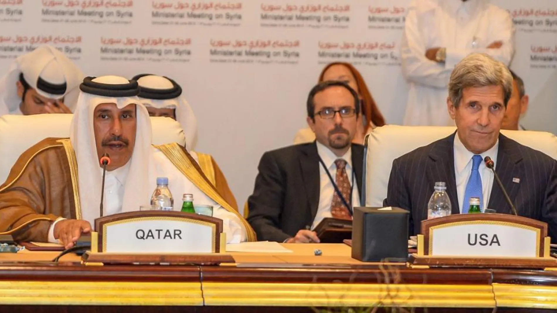 El ministro catarí de Exteriores, Hamad bin Yasem bin Yaber al Zani y el secretario de Estado John Kerry durante la reunión