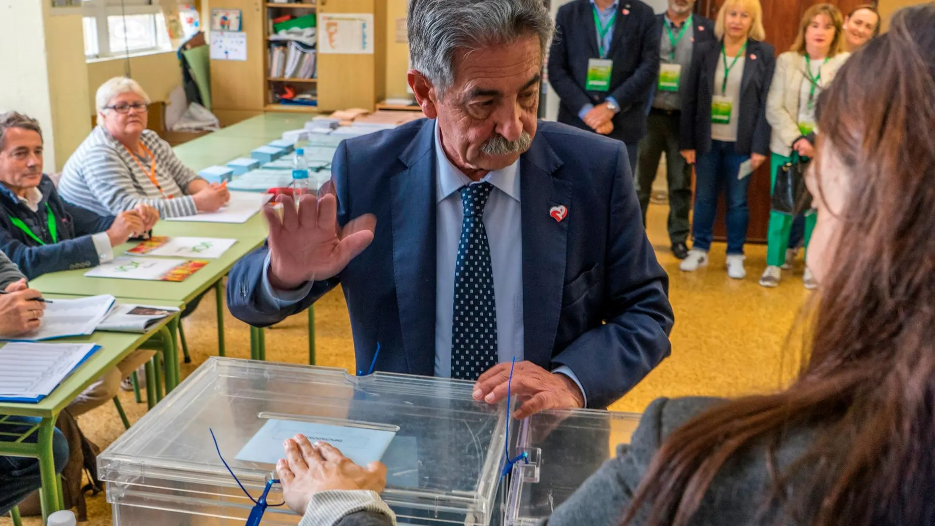 Miguel Ángel Revilla en el momento de votar hoy