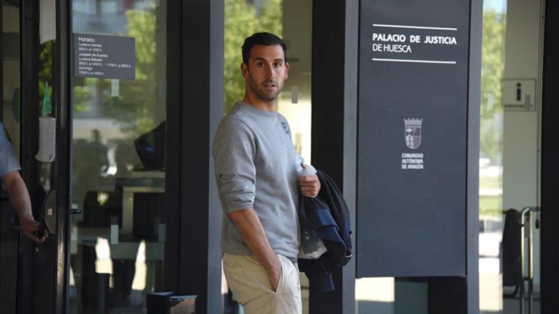 Íñigo López, a la salida de los juzgados de Huesca