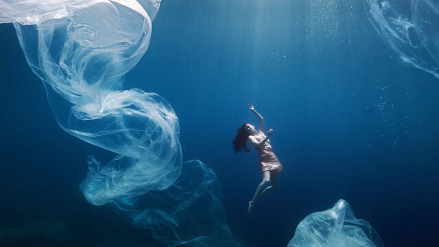 Un fotograma del anuncio en el que aparece el “alma” del mar entre grandes plásticos.