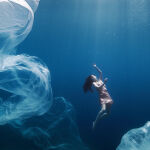 Un fotograma del anuncio en el que aparece el “alma” del mar entre grandes plásticos.