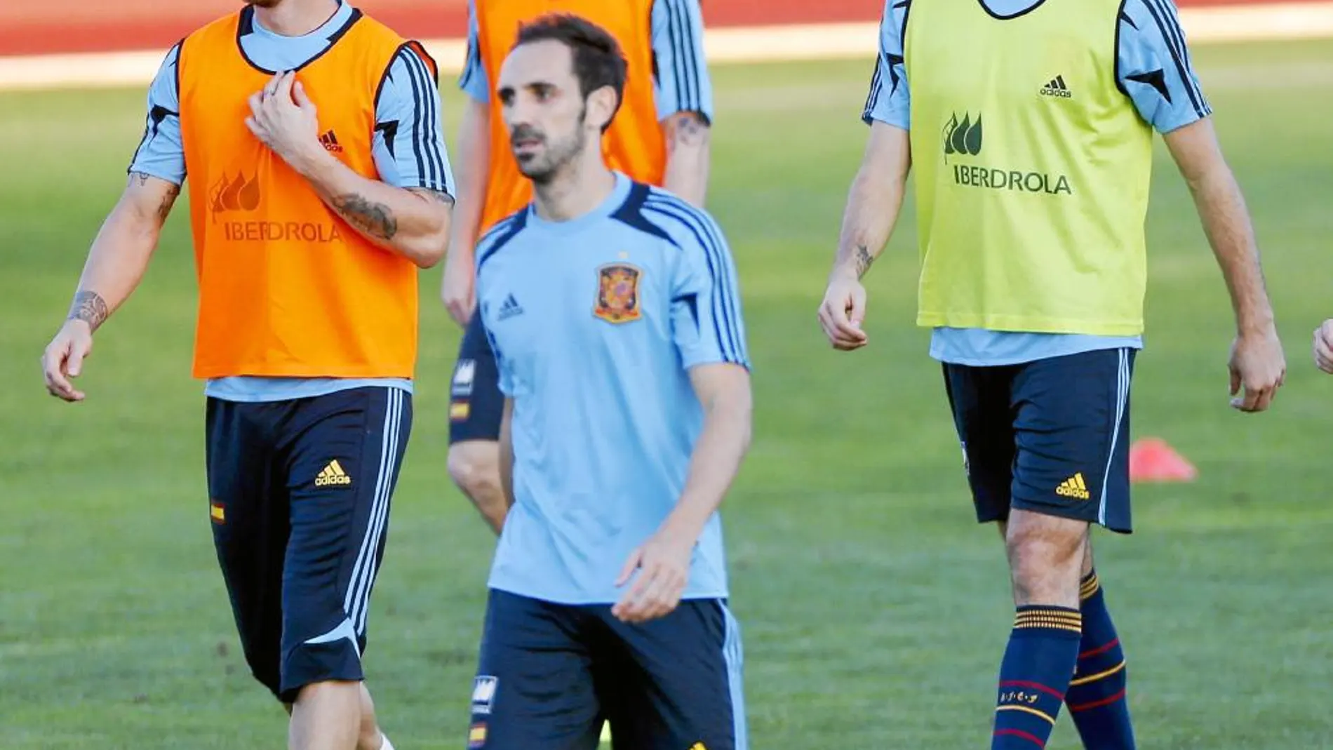 Michu y Alberto Moreno, con Sergio Ramos y Juanfran, durante un entrenamiento de la selección