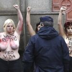 La Policía Nacional intenta evitar que las activistas de Femen interfieran en el recorrido de la IV Marcha por la Vida organizada por la plataforma Derecho a Vivir.