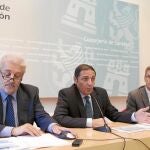 El consejero Antonio María Sáez con los directores generales Agustín Álvarez y José María Pino