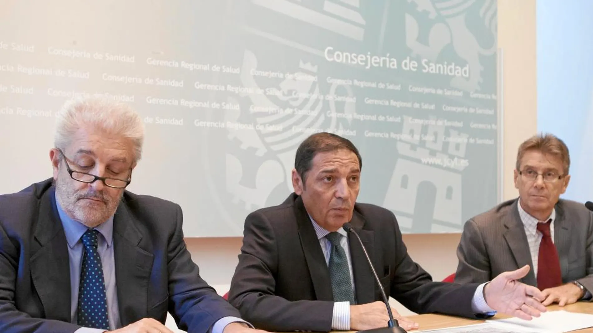 El consejero Antonio María Sáez con los directores generales Agustín Álvarez y José María Pino