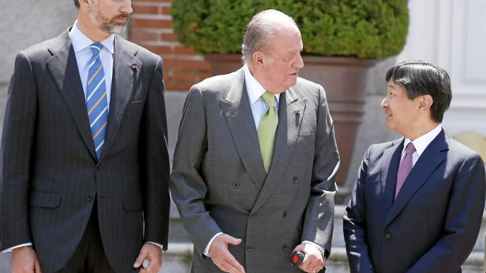 Don Juan Carlos y el Príncipe de Asturias reciben a Naruhito en el Palacio de la Zarzuela